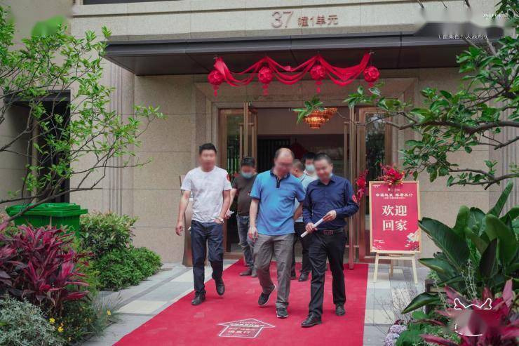交付亮点vip服务:排屋交付业主剪彩仪式,增强排屋业主收房的仪式感和