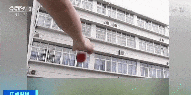 害人害己！女子7楼轻生身亡，热心人施救被砸仍