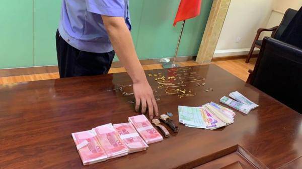 深夜，济南一居民家中被盗！金银珠宝、两块手