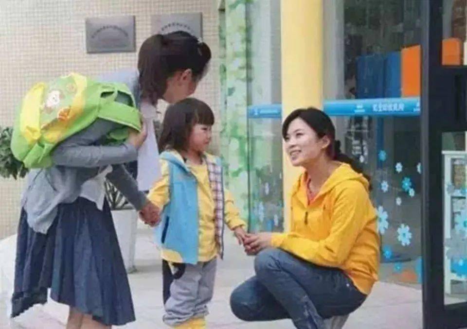 尤其是在下午放学后,经过了一天的幼儿园生活,孩子都发生了什么,家长