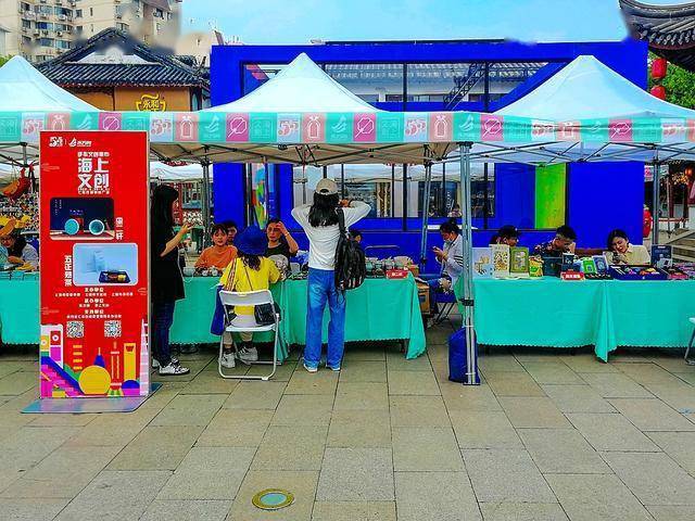地摊经济火热复苏海上文创摆摊七宝老街钟楼广场