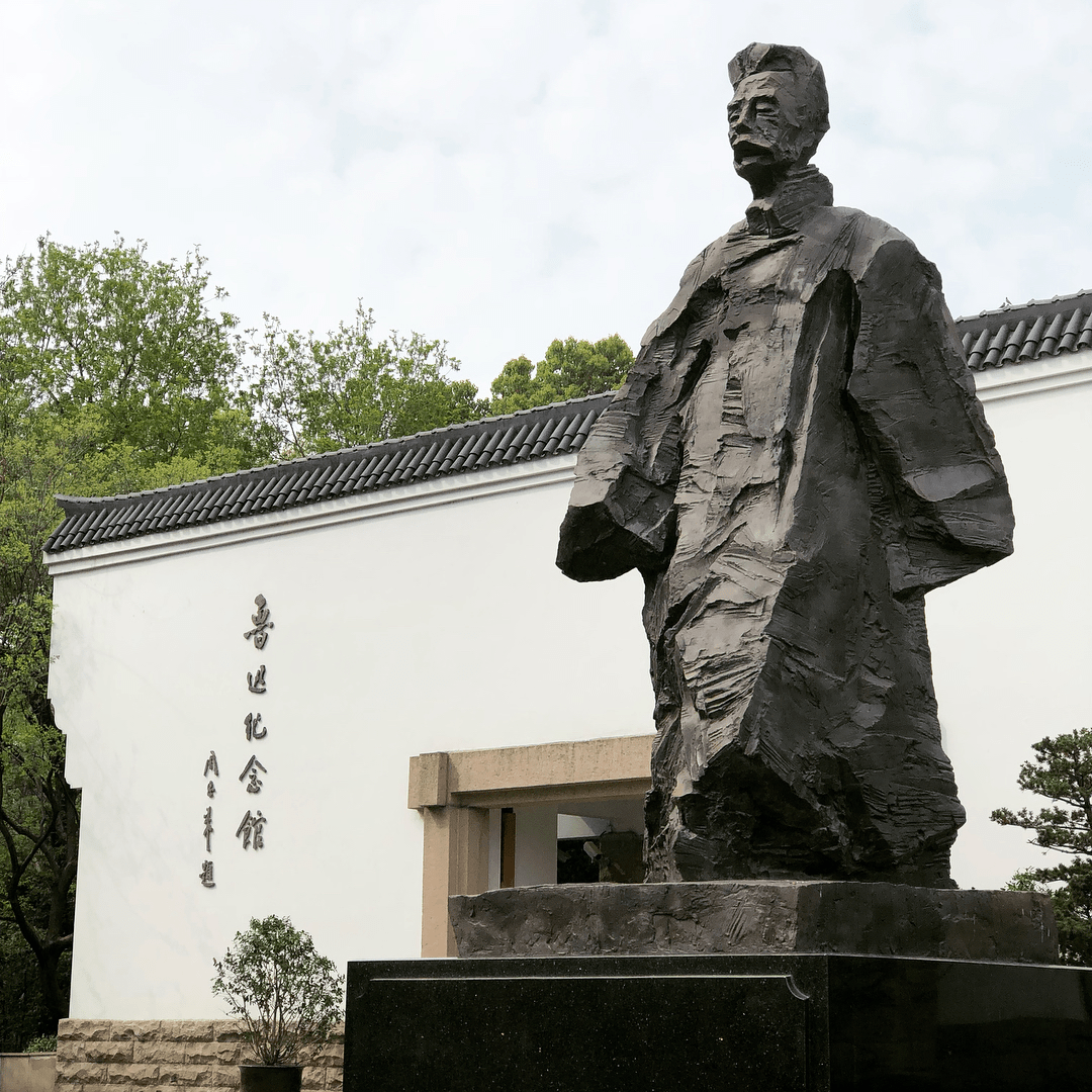 鲁迅公园原名是虹口公园,现在是上海主要历史文化纪念性公园,鲁迅墓