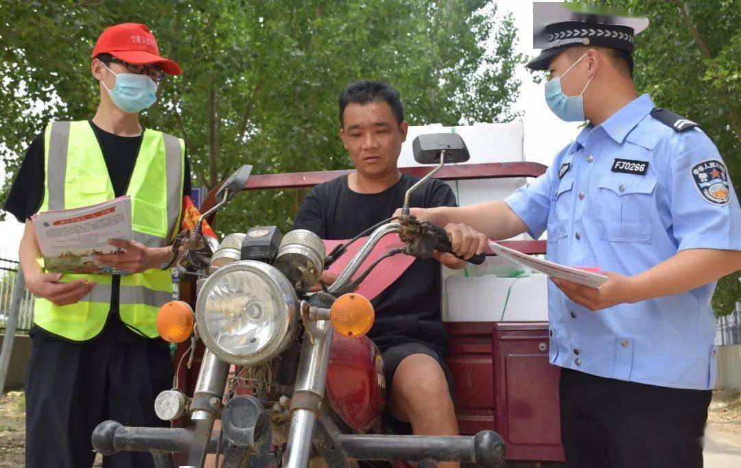 莘县交警依托农村劝导站扎实开展道路交通安全主题宣传劝导活动