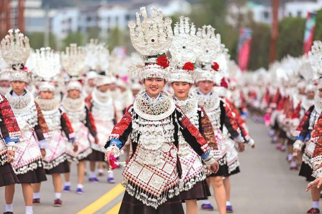 p39 农历三月十五,贵州省黔东南州台江县的苗族姑娘们纷纷穿上"银衣"