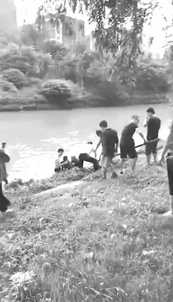 长沙圭塘河有男童落水 多名路人合力将其救起