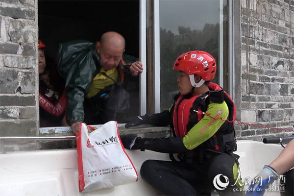 洪水|广西贺州：洪水围困民房 消防紧急营救