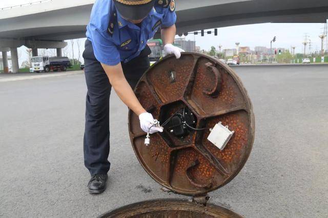 根据报警检查水位和传感器的情况