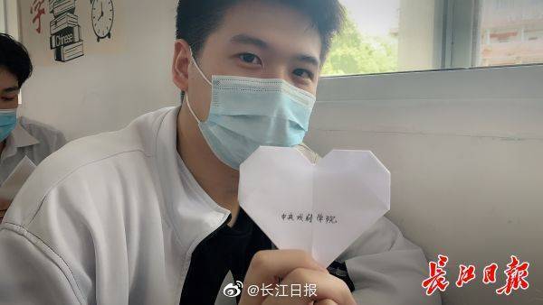 高考|这群高三学子折千纸鹤为理想助力高考倒计时30天