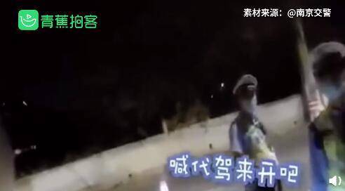 测试|反转！前一秒以为被逮嘤嘤嘤检测酒驾未达标男子扑交警怀里