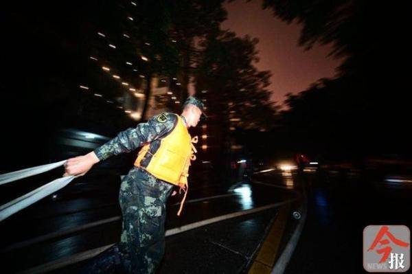 军民|“超警”洪峰过后，柳江河水位下降，军民挑灯奋战忙清淤