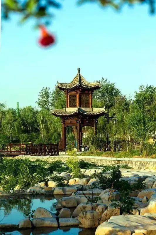 章丘东山公园:山间楼亭自有品