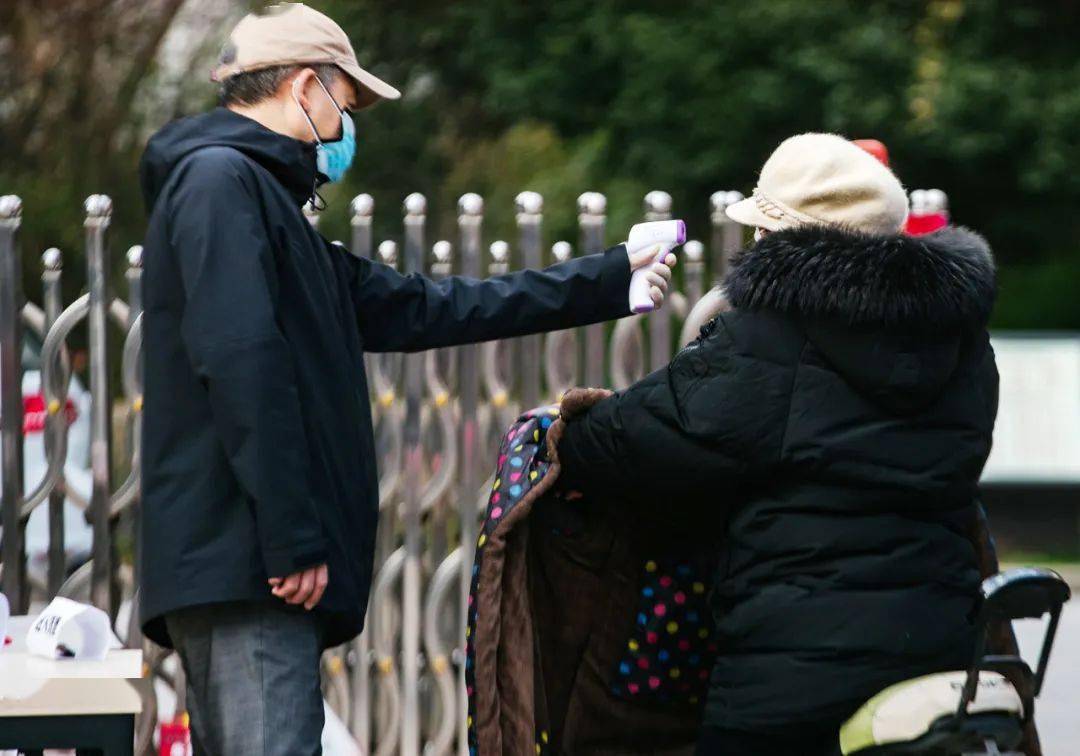 白皮书|国务院发布抗疫白皮书：确诊患者人均医疗费用2.3万，武汉定点医院重症治愈率89%