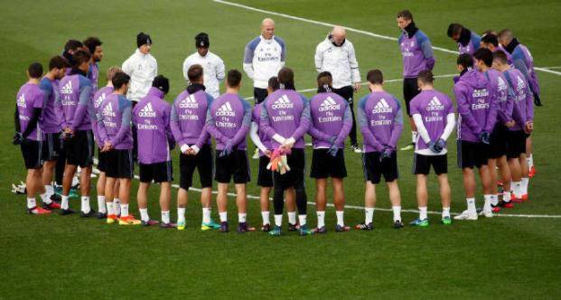 西甲重启开赛前进行默哀！所有级别