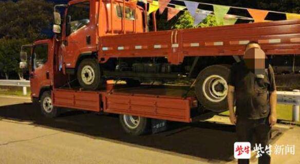 通行费|为省通行费，小货车高速上玩起“叠罗汉”