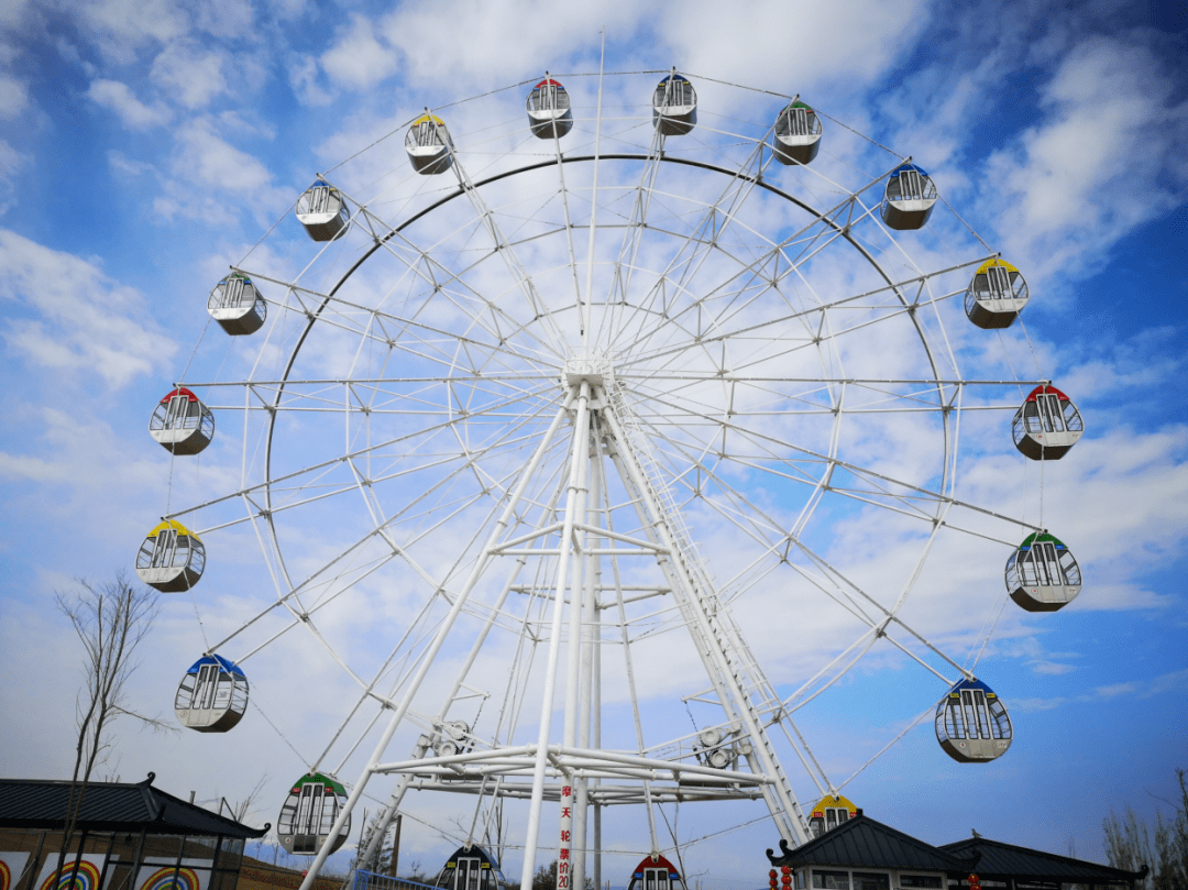 游客乘坐于海盗船之上, 犹如冲浪于波涛汹涌的大海之中, 时而冲上