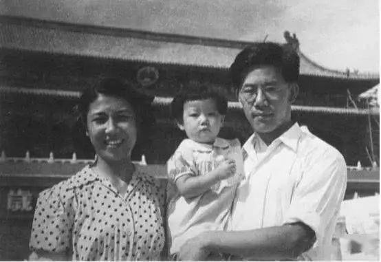 1952年,英若诚与妻子吴世良,女儿英小乐 直到晚年,英若诚也始终