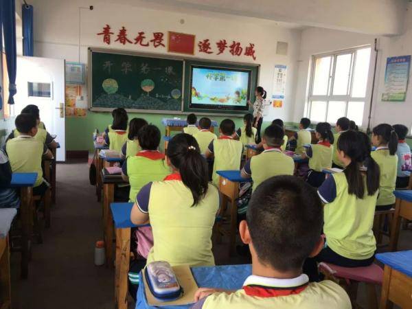 乐亭县新寨中心小学四,五年级学生有序进入校门.