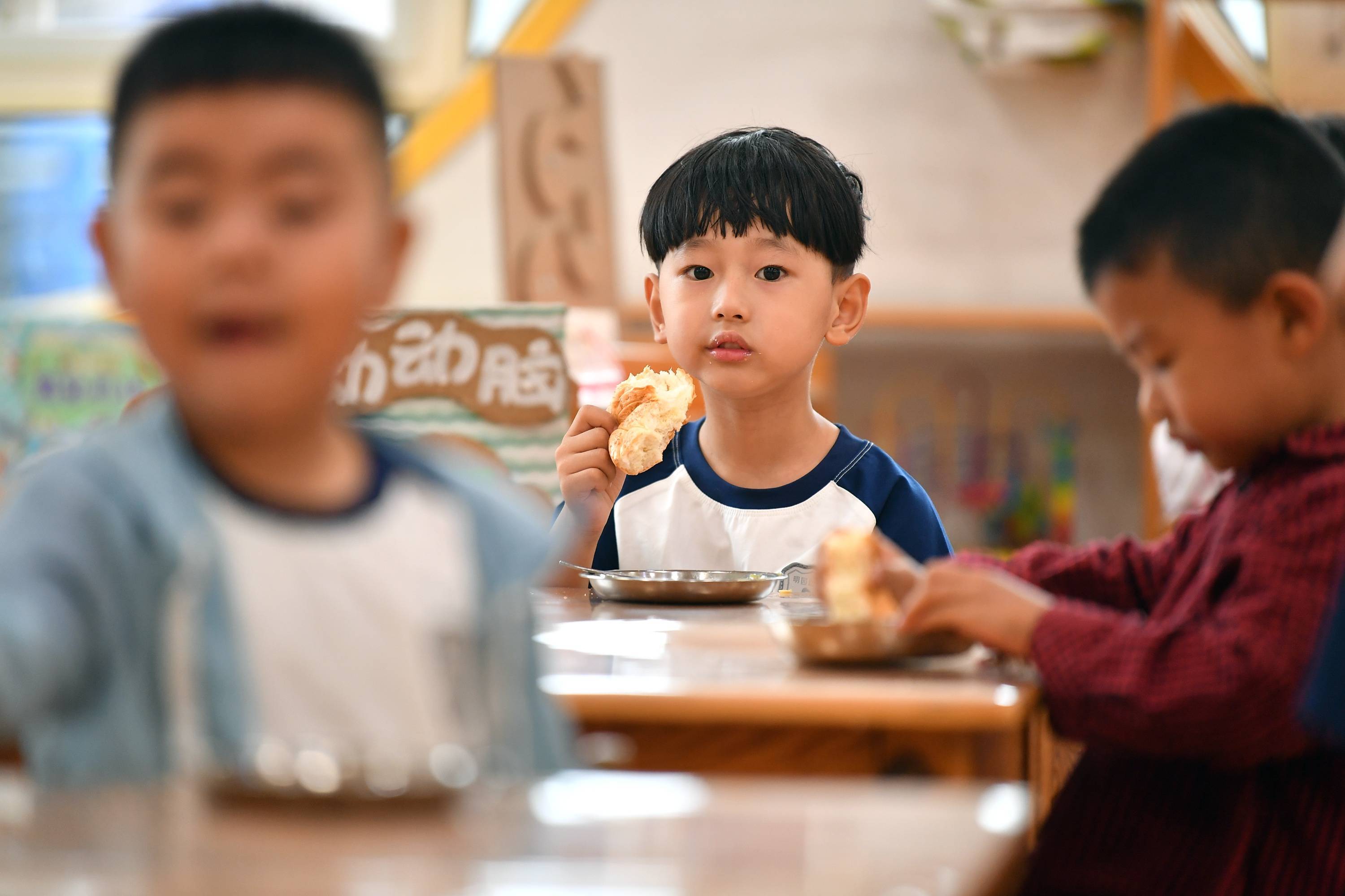 6月8日,在西安市未央区明园幼儿园,小朋友在吃早餐.