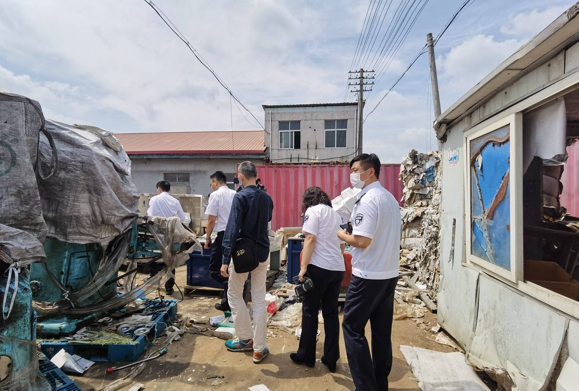 朱石清|“有废品站违规烧塑料”，一个热线电话后执法队立即去了现场