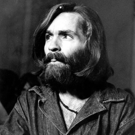 查尔斯·曼森(charles manson)可能是最著名的邪教头目和连环杀手之一