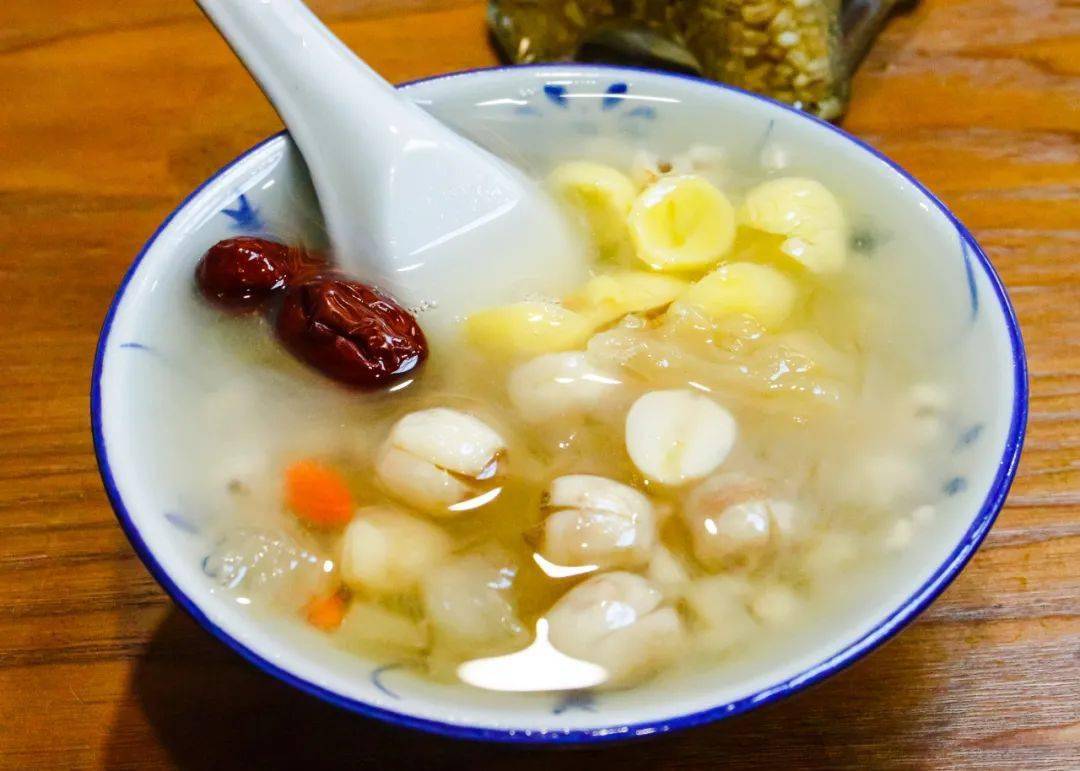亚达籽做基底的 五果汤,配料十分多样 汤底依然是传统的潮汕风味