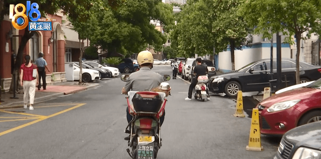 大爷骑车给狗子戴自制头盔,网友: