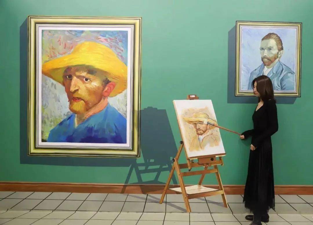 坐在画板的凳子上 拿起画笔  临摹梵高的自画像