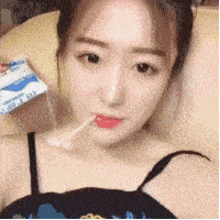 gif搞笑趣图: 闺蜜怎么突然对我这么好?哎是我想多了