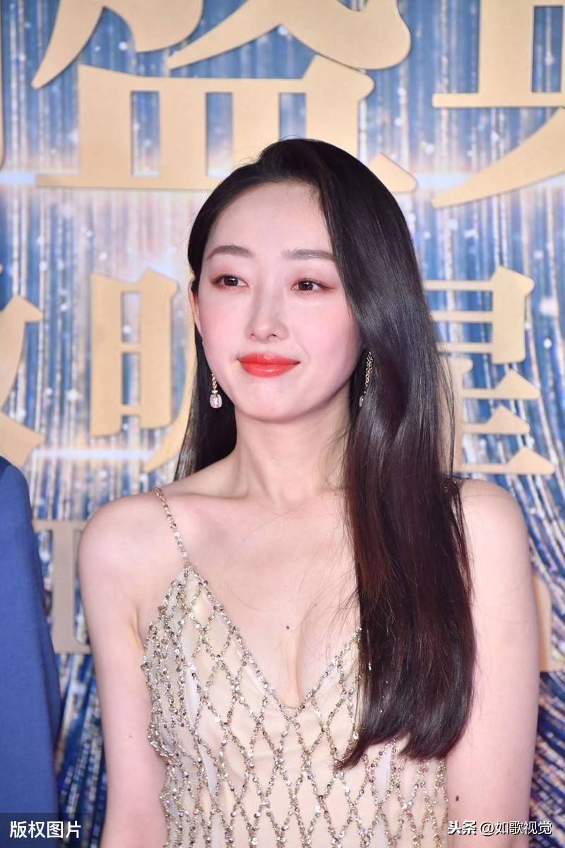 蒋梦婕现身北京身穿吊带裙大秀曼妙好身材演过多愁善感林黛玉