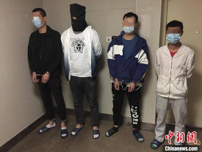 图为警方抓获多名电信网络诈骗犯罪嫌疑人.警方供图