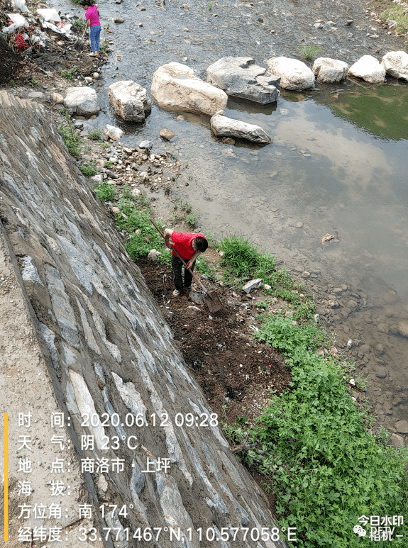 花瓶子镇人口_瓶子素描(2)