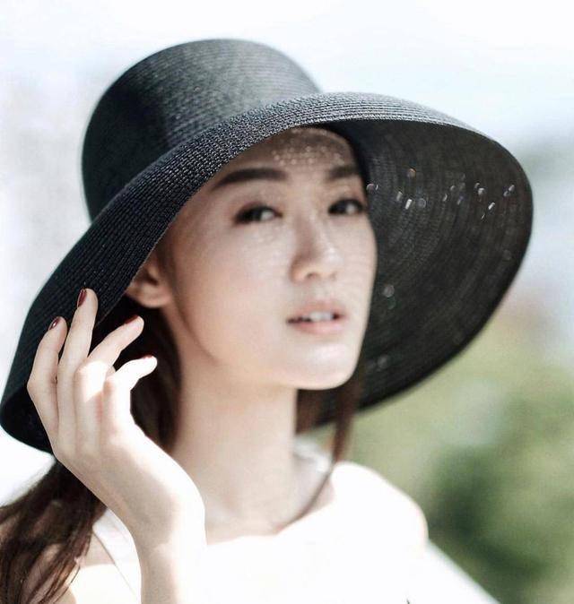 TVB小花想掴人气小生男友发泄！传两人年底结婚