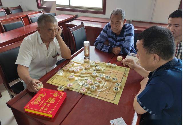 丹阳街道耿庄社区举办象棋赛居民切磋杀得火热