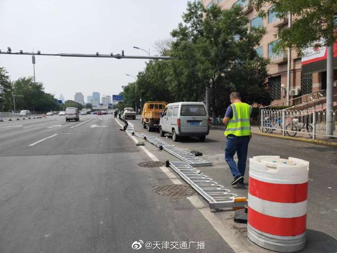 卡车|天津河东区一轻型卡车撞翻护栏砸到骑电动车行人