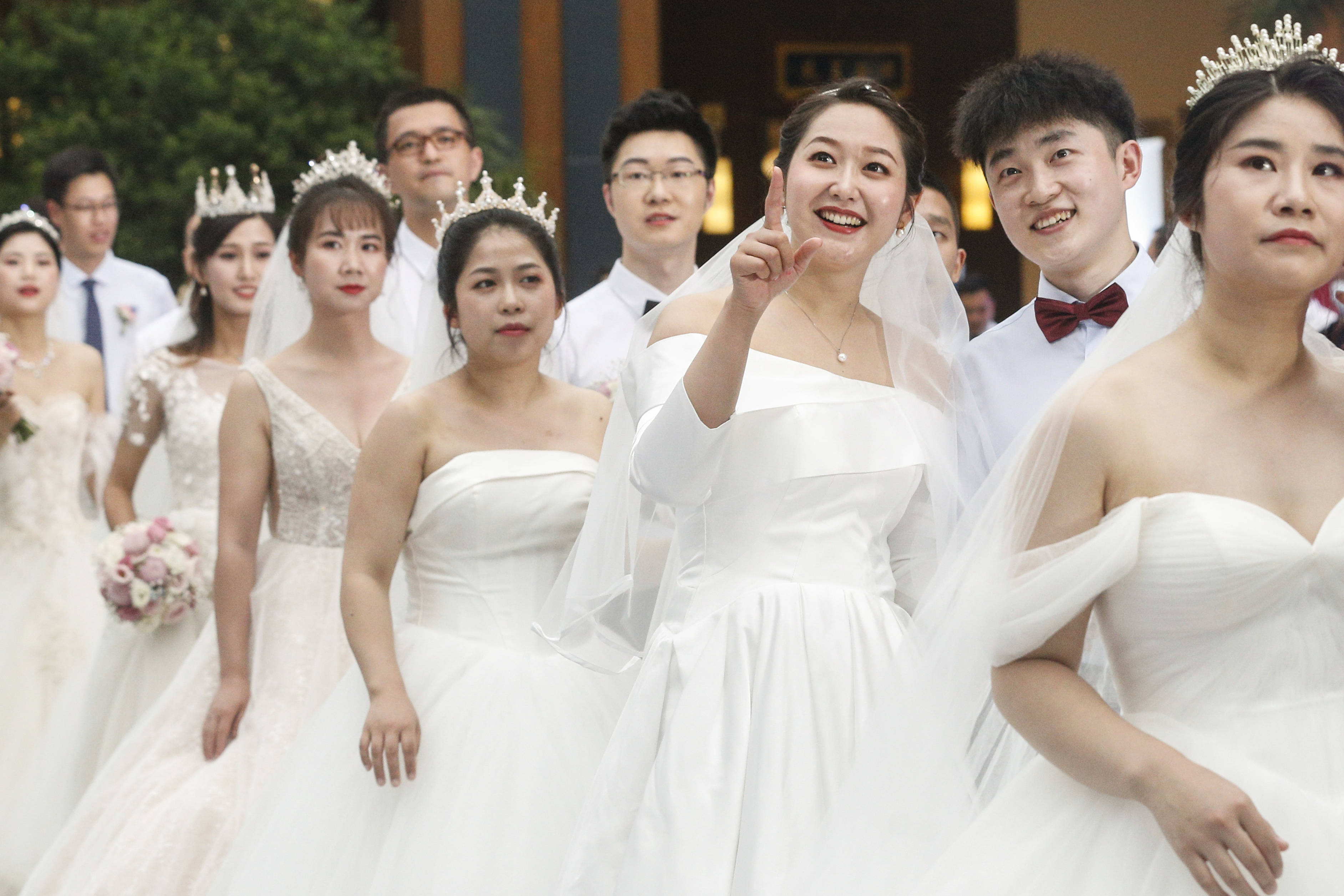 新华社照片,北京,2020年6月13日战"疫"情侣 集体婚礼6月6日,在海南