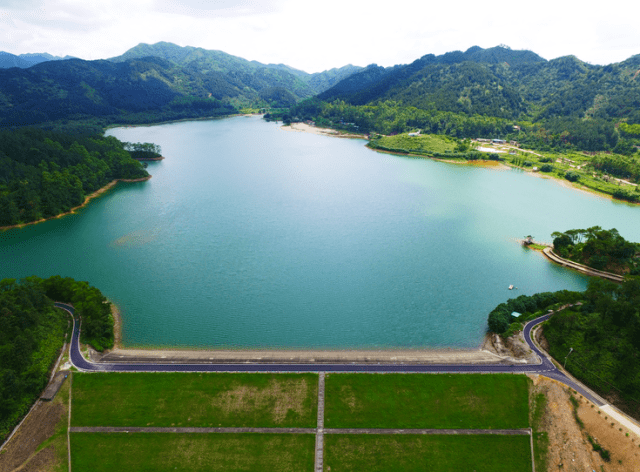 游原生态万泉湖,万泉湖上有十几个小岛