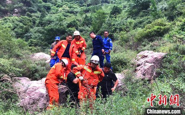 山区|山西灵石：驴友穿越山区坠崖救援持续13个小时