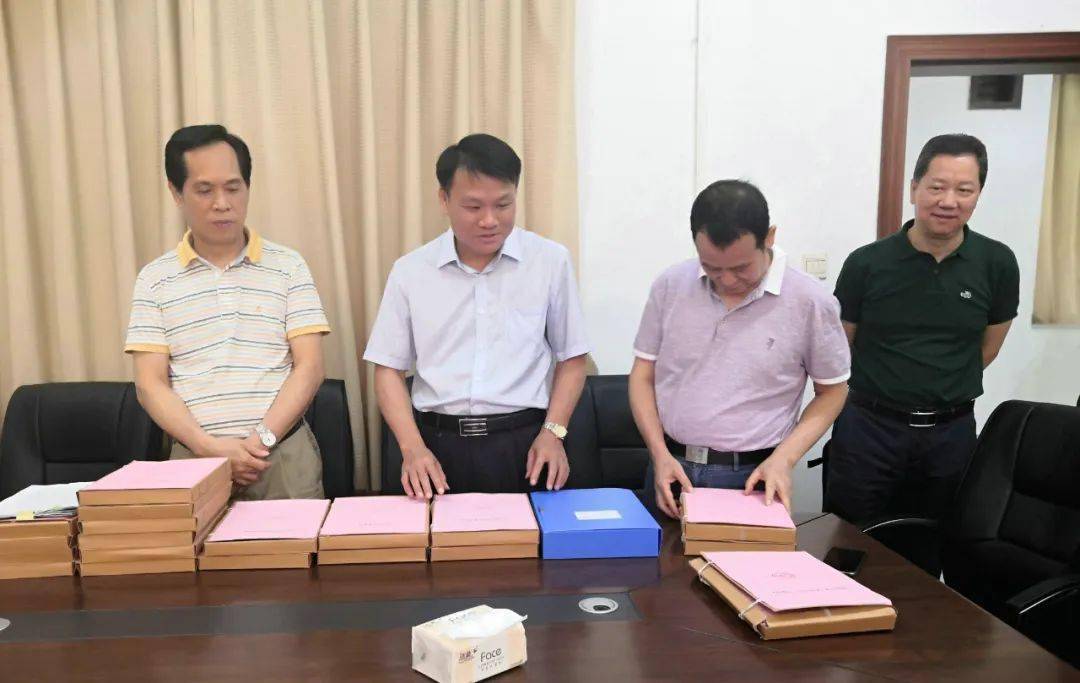 自治区审计厅二级巡视员覃格知一行到港南区调研指导工作_手机搜狐网