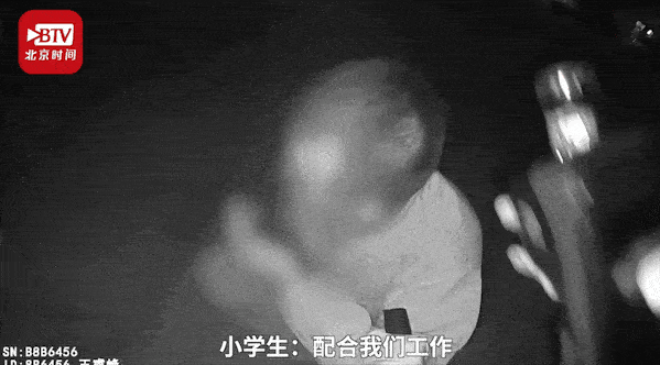 2020-06-16 17:37 来源: 光明网 ↓↓↓ 据了解 一名小学生路遇交警查