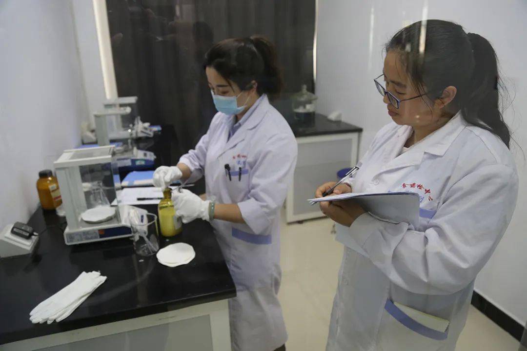 化妆品检验现场啥样?消费者如何安全用妆?