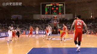 不过模糊归模糊 还是能看出jr当时牛逼的存在 折叠拉杆上篮 太模糊了