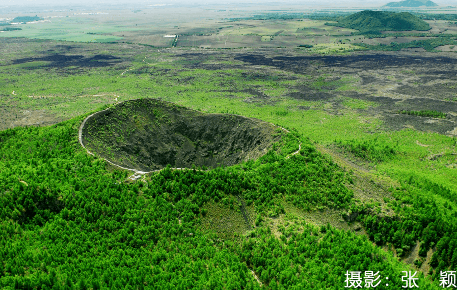 东北地区是我国新生代火山最多的地区,包括著名的长白山火山区和五大