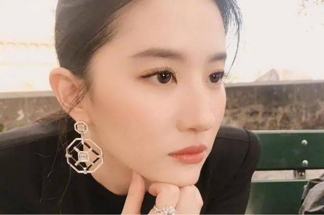 如何摸女生脸 078f3e62f14a42628e27206bbcd8dda7.jpeg