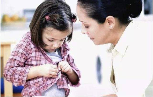 助人|送人不是助人可能会害了别人孩子的4种旧衣服不能乱送人