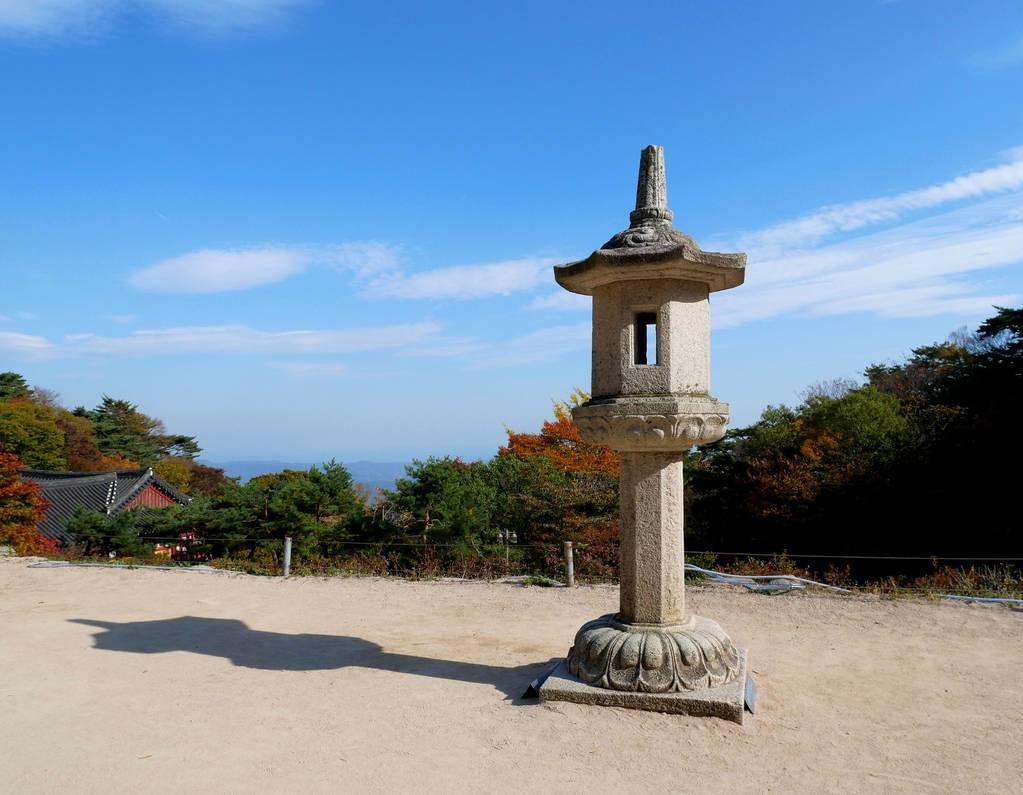 石窟庵是韩国的著名古迹,坐落在韩国庆州吐含山东侧半山腰