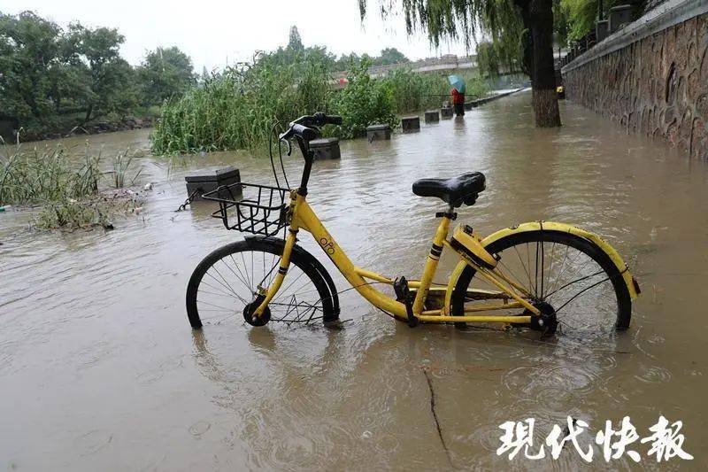 现场市民描述,当时水深大约有20多公分,共享单车的半个车轮浸泡在水中