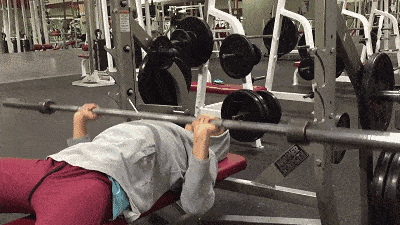 想要练厚胸肌,杠铃卧推和哑铃卧推,谁的训练效果更好?