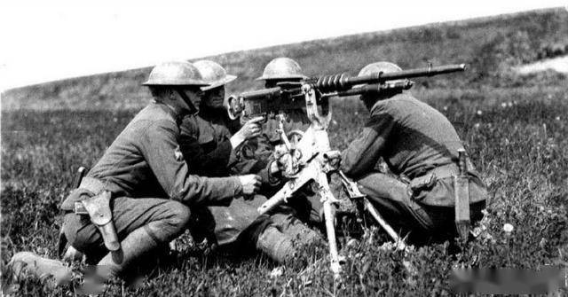 1918年4名法国士兵一起移动霍奇克斯m1914重机枪