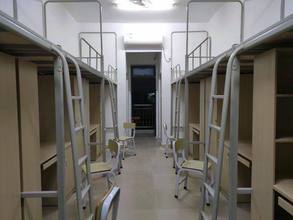 珠海艺术职业学院住宿费:1500元/学年床位数:8床类型:上下铺热水供应
