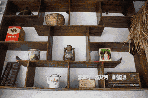 用老照片,老物件的方式呈现给食客  餐桌上的香港影视剧照 还有老式的